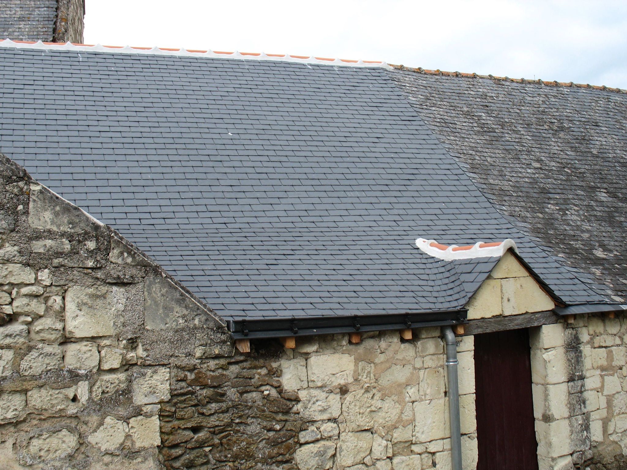 Toit en ardoise sur maison en pierre