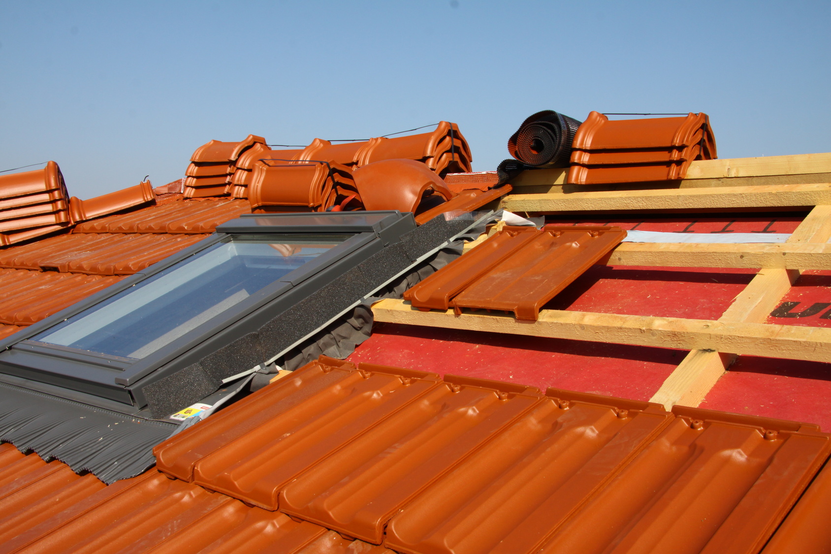 Installation de tuiles en terre cuite sur toit