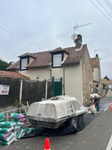 Rénovation d'une maison avec équipement de chantier.