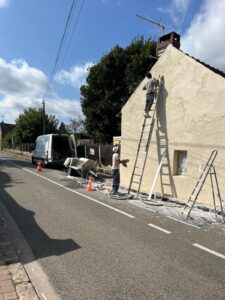 Rénovation de façade d'une maison en cours.