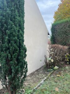 Jardin avec murs et haies taillés.