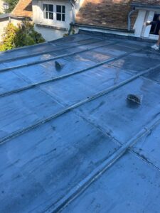 Toit en zinc d'une maison ancienne.